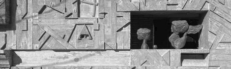Vista parcial de l'escultura d'Àlvar Suñol amb el nom Les quatre estacions, a l’avinguda Isaac Albéniz de Tiana.