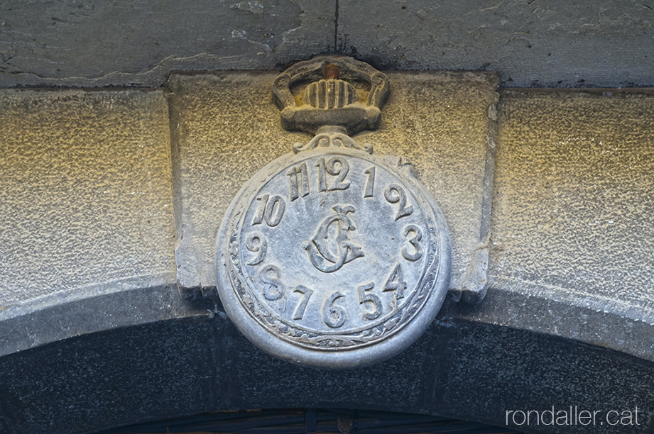 El rellotge de Can Girbal de Vic, en un dels porxos de la plaça Major o Mercadal.