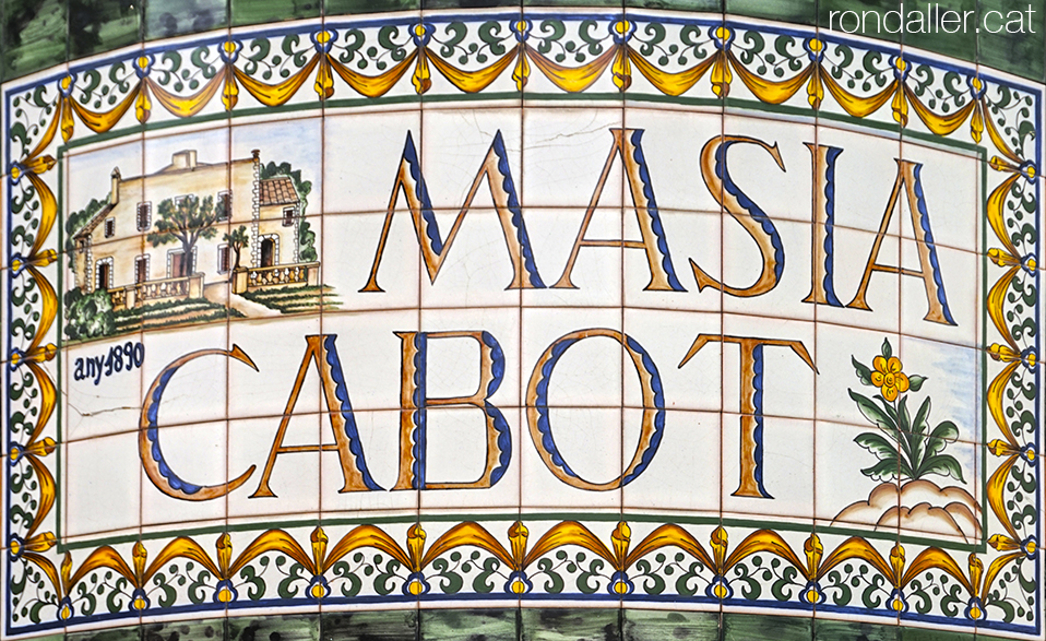 Plafó ceràmic amb el nom de la Masia Cabot de Vilassar de Mar (Maresme).