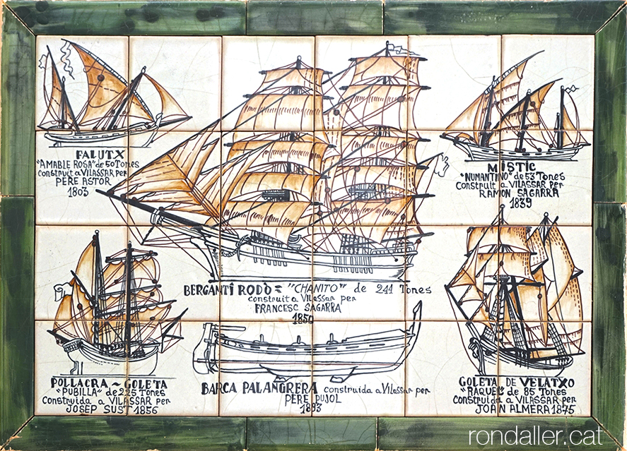Plafó ceràmic amb embarcacions construïdes al segle XIX a les drassanes de la població.