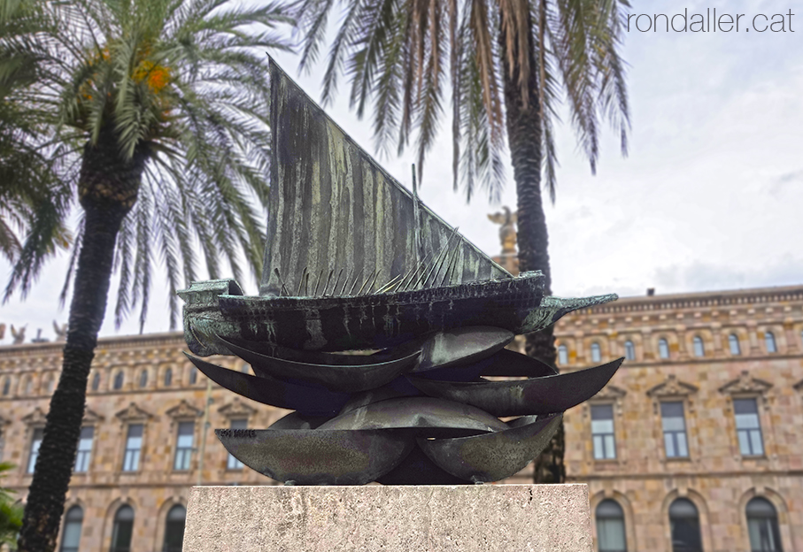 Monument a la batalla de Lepant, realitzat per Joaquim Ros i Sabaté, davant el Museu Marítim de Barcelona.