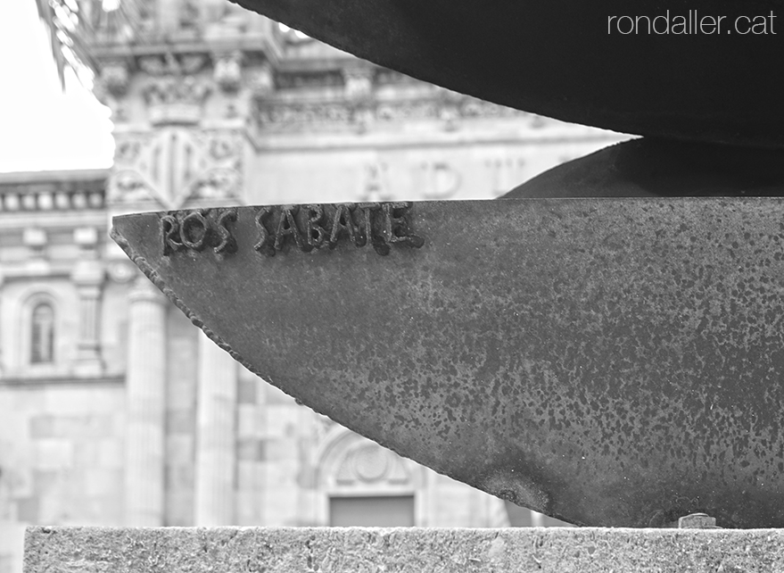 Monument a la batalla de Lepant, realitzat per Joaquim Ros i Sabaté, davant el Museu Marítim de Barcelona.