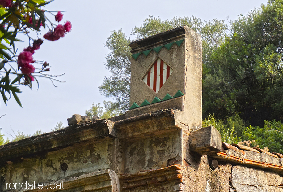 Decoració amb l’escut de Catalunya fet de rajoles al balneari de la Puda de Montserrat a Esparraguera.