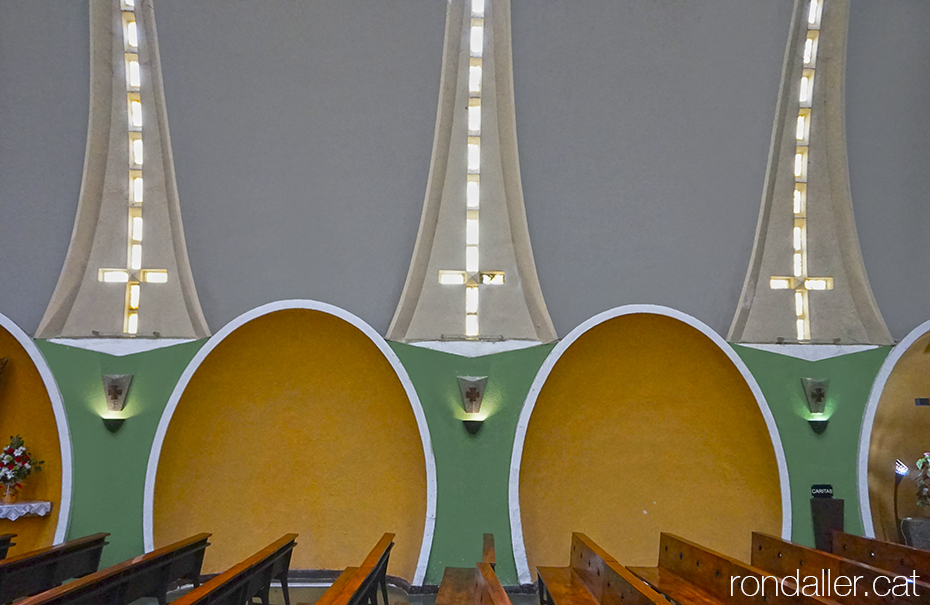 Interior de l'Església Nova de Pont de Suert, Alta Ribagorça, projectada per Eduardo Torroja.