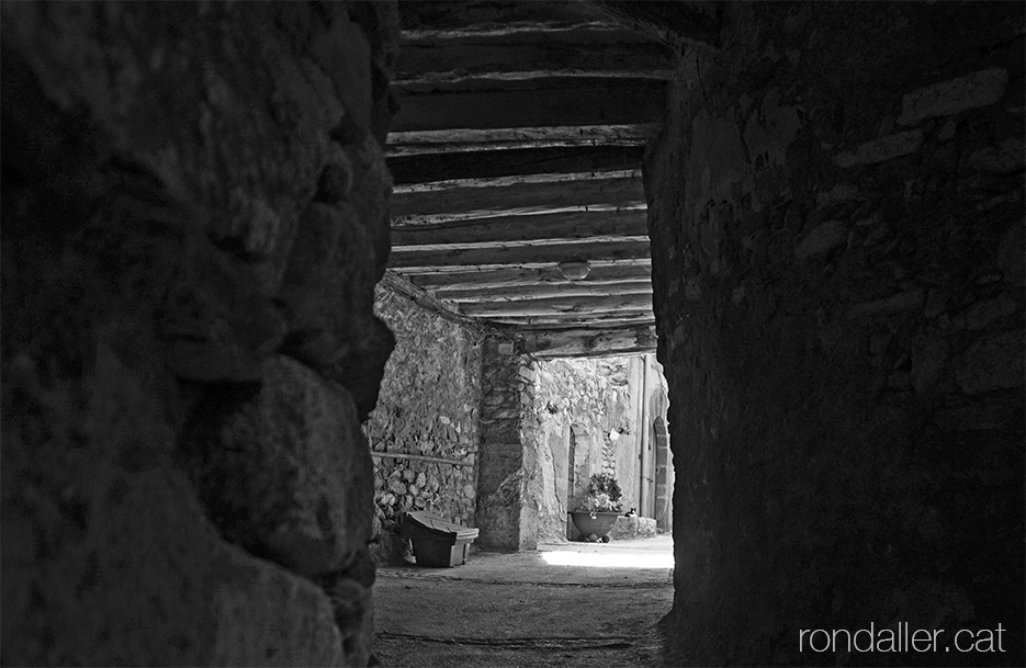 Itinerari per Vilaller. Interior d'un carreró medieval cobert.