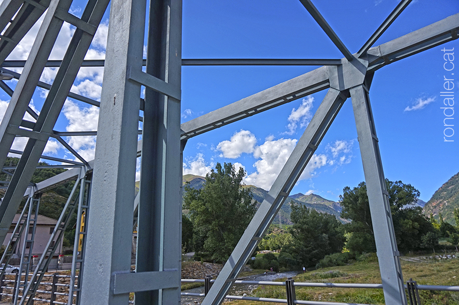 Itinerari per Vilaller. Pont nou de ferro damunt el Noguera Ribagorçana, construit el 1964.