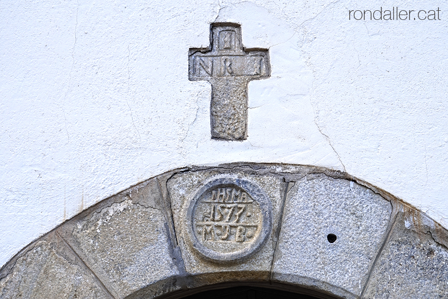 Visita a Bossòst (Vall d'Aran). Llinda de la capella de la Mair de Diu dera Pietat.