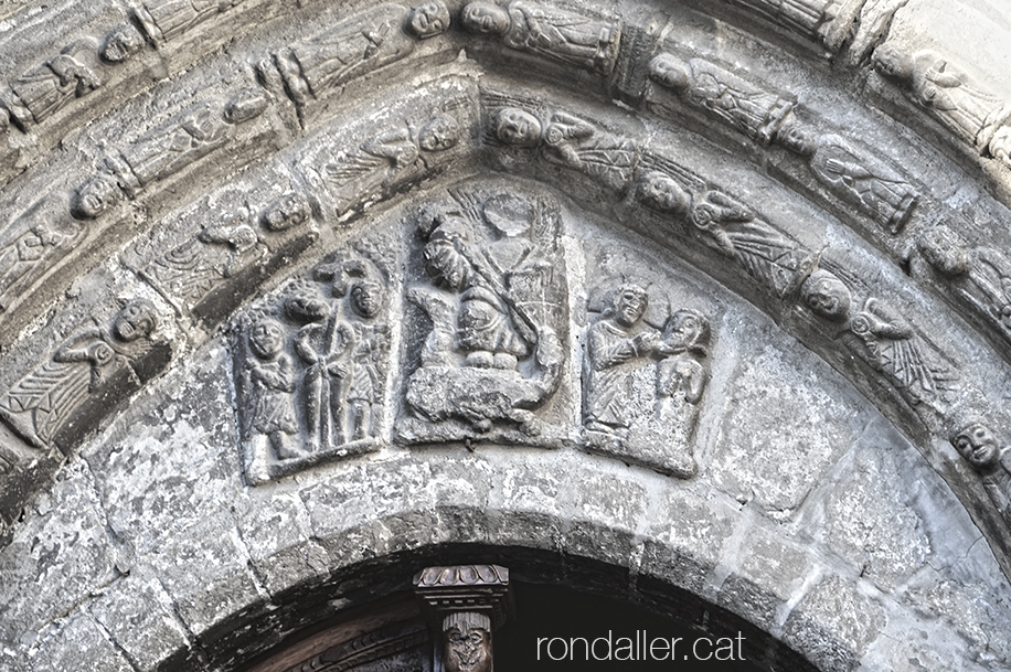 Portalada gòtica de Sant Miquèu de Vielha a la Vall d'Aran