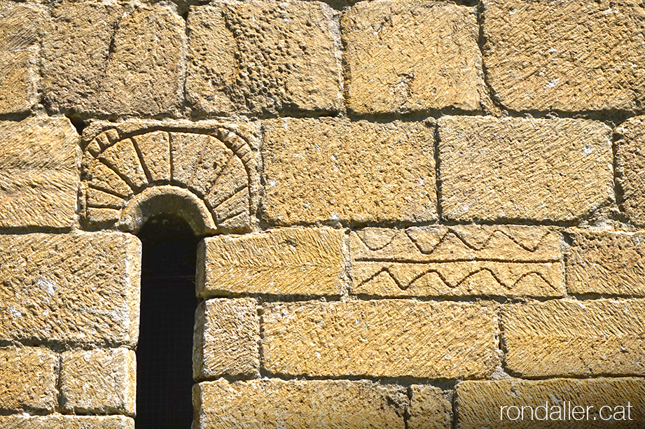 Carreus decorats amb relleus a la façana de l'Església de Sant Fèlix de Vilac a la Vall d'Aran.