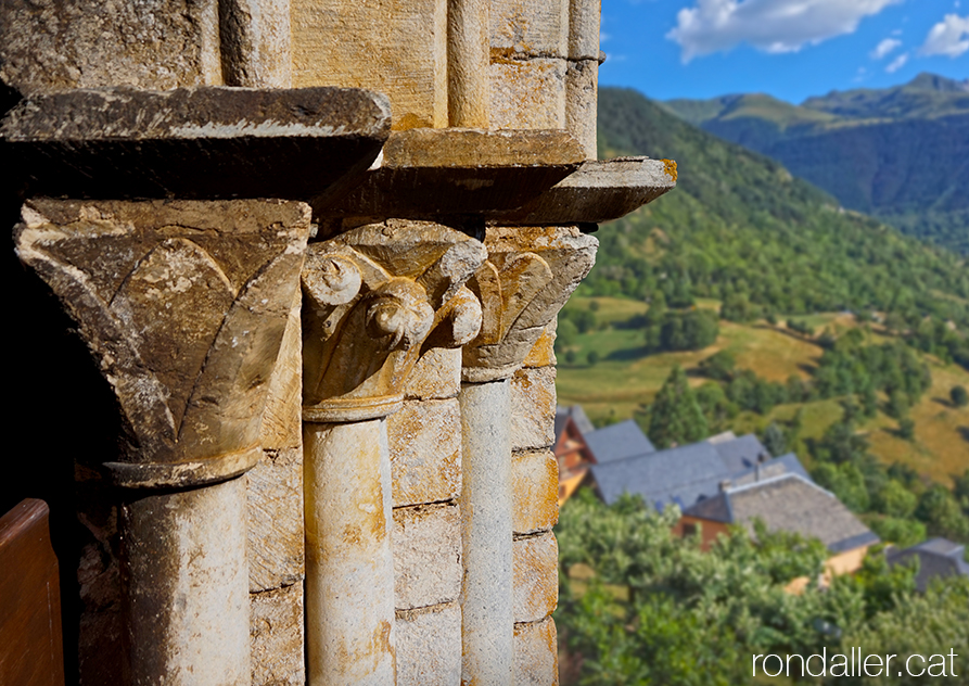Església de Sant Fèlix de Vilac a la Vall d'Aran. Capitells d'una finestra del campanar.