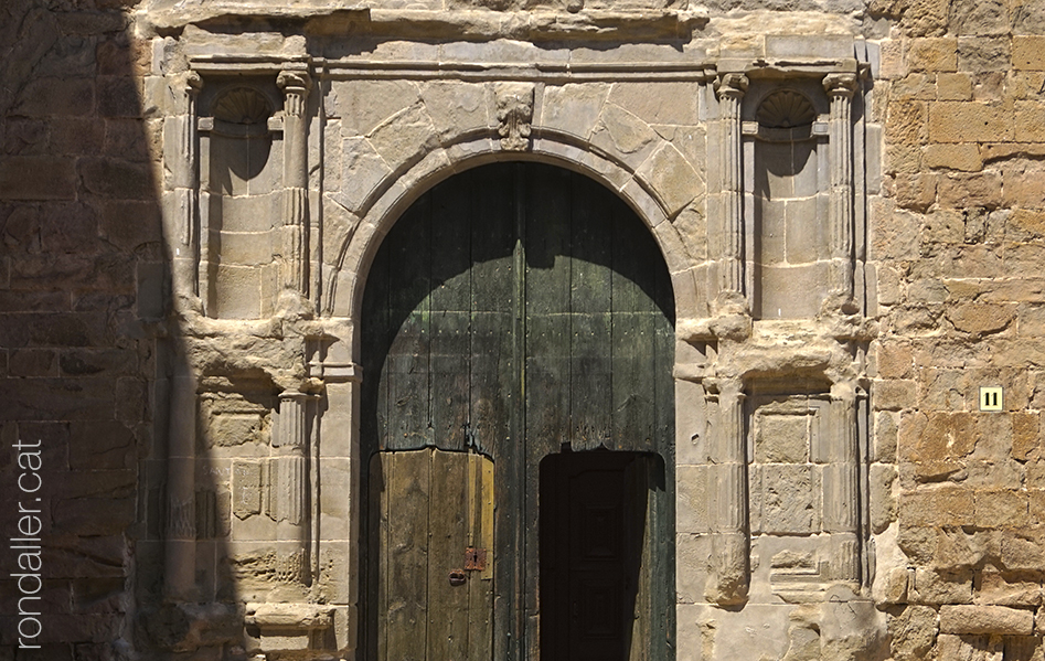 Itinerari per Torà, Segarra, Vall del Llobregós. Portalada de l'església de Sant Gil.