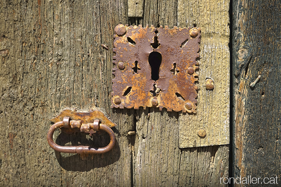 Pany i forrellat a la porta de l'església de Sant Gil, Segarra, Vall del Llobregós.