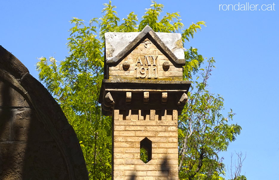 Torreta de la Font de la Vila amb la data 1911, Segarra, Vall del Llobregós.