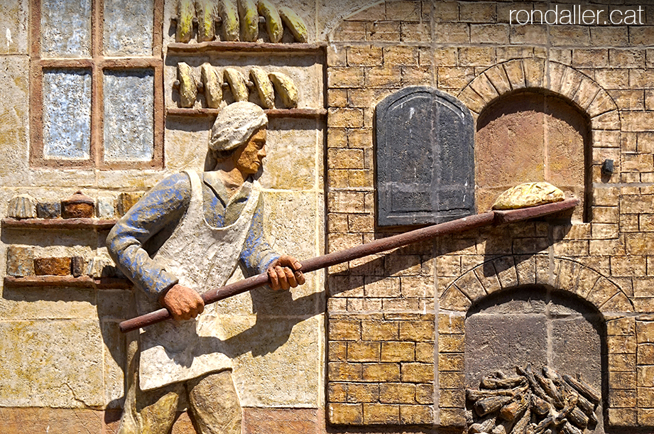 Itinerari per Torà, Segarra, Vall del Llobregós. Mosaic a la façana d'un forn, realitzat pel ceramista Enric Orobitg.