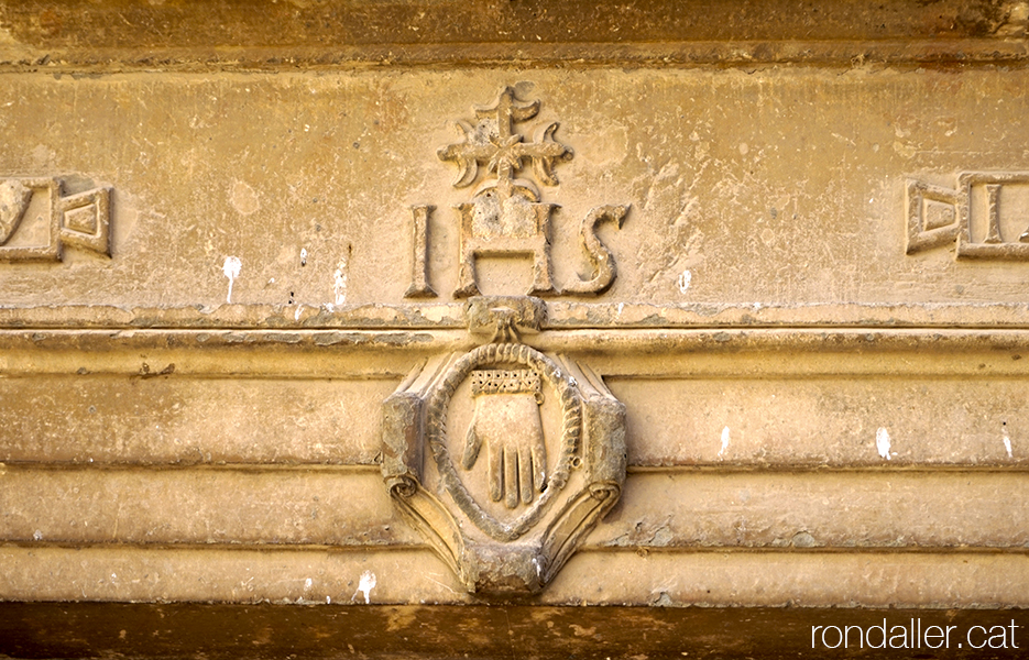 Itinerari per Torà, Segarra, Vall del Llobregós. Llinda de l'antiga capella dels Sants Metges, amb un guant.