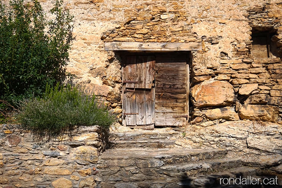 Porta antiga en una casa al centre medieval d'Estamariu a l'Urgellet, Alt Urgell.