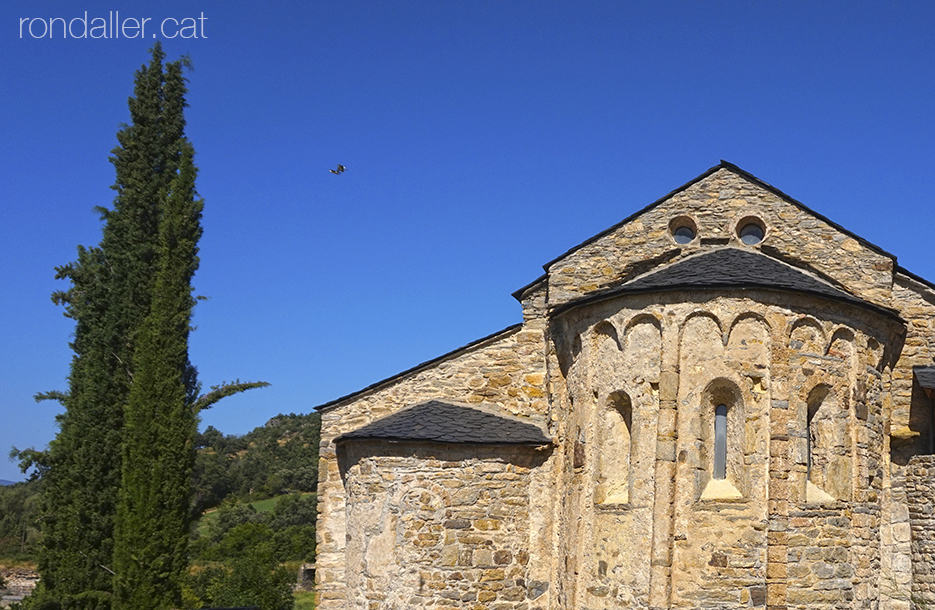 Visita a Estamariu a l'Urgellet, Alt Urgell. Absis de l'església romànica de Sant Vicenç.