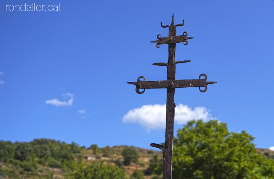 Visita a Estamariu a l'Urgellet, Alt Urgell. Creu de terme al cementiri de l'església de Sant Vicenç.