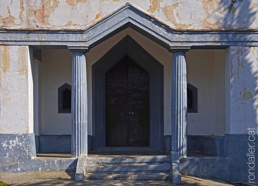 Portalada de l'ermita de Sant Antoni del Tossal, al municipi d'Alàs i Cerc a l'Urgellet.