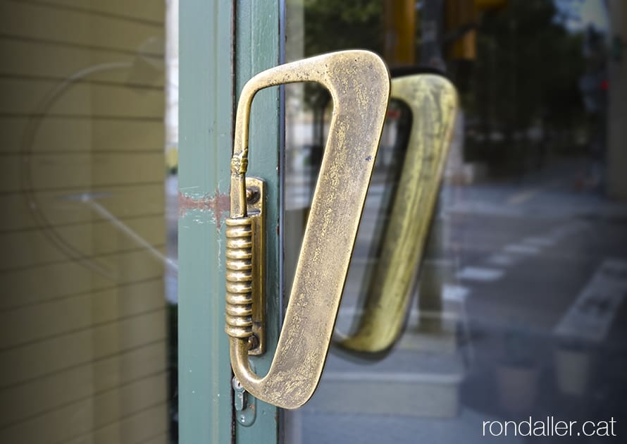 Agafador de la porta de l'antic restaurant Miami de Manresa, construït els anys cinquanta en estil art-déco.