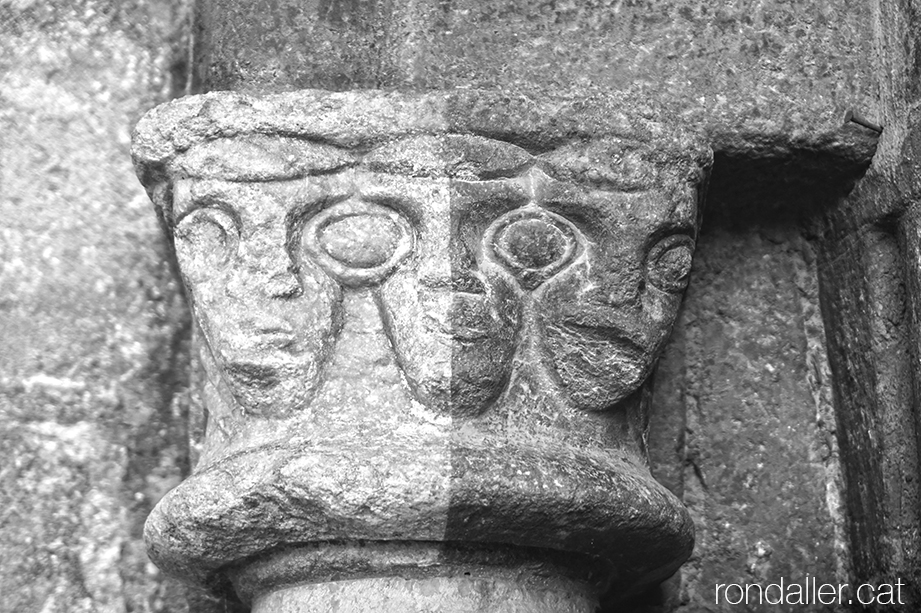 Capitell tricèfal a la portalada gòtica de Sant Miquèu de Vielha a la Vall d'Aran