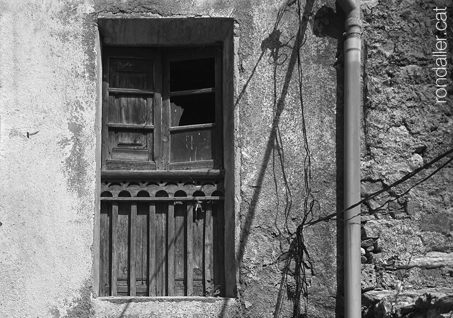Antiga finestra damunt el Cobert de Micaló, un dels portals medievals de la vila.