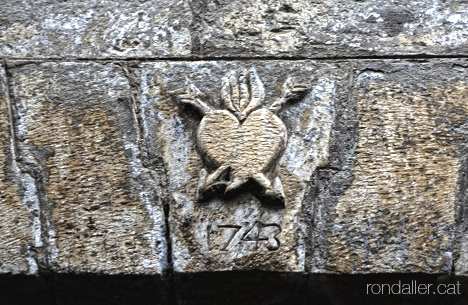 Relleu del sagrat cor a l'entrada de l'antiga capella de Sant Agustí de la Seu d'Urgell (Alt Urgell).