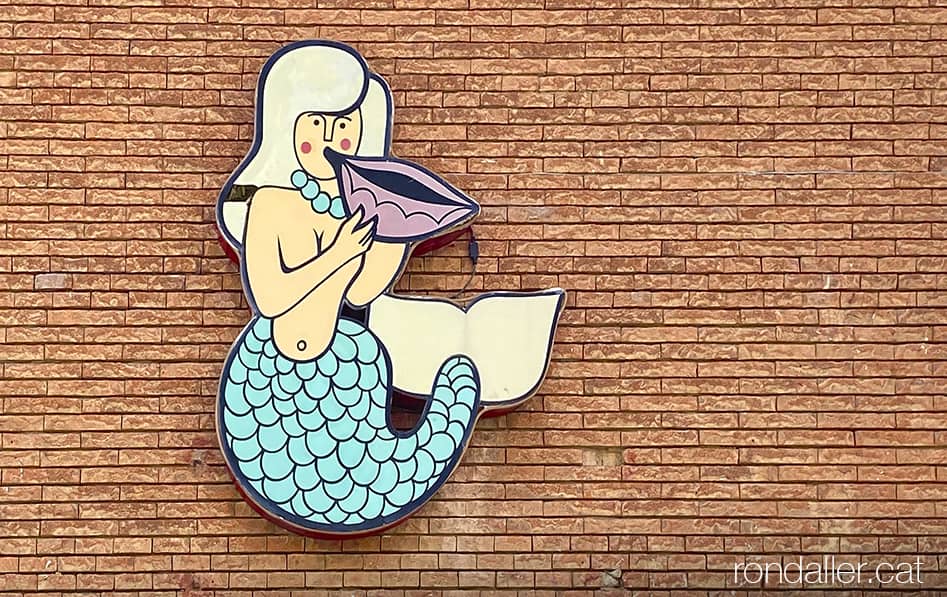 Logotip del restaurant La doncella de la Costa de Badalona, que representa una sirena.
