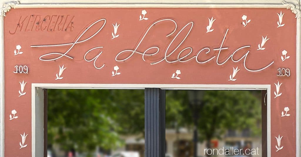 Antics rètols comercials. Façana de la Merceria La Selecta a la Rambla de Catalunya de Barcelona.