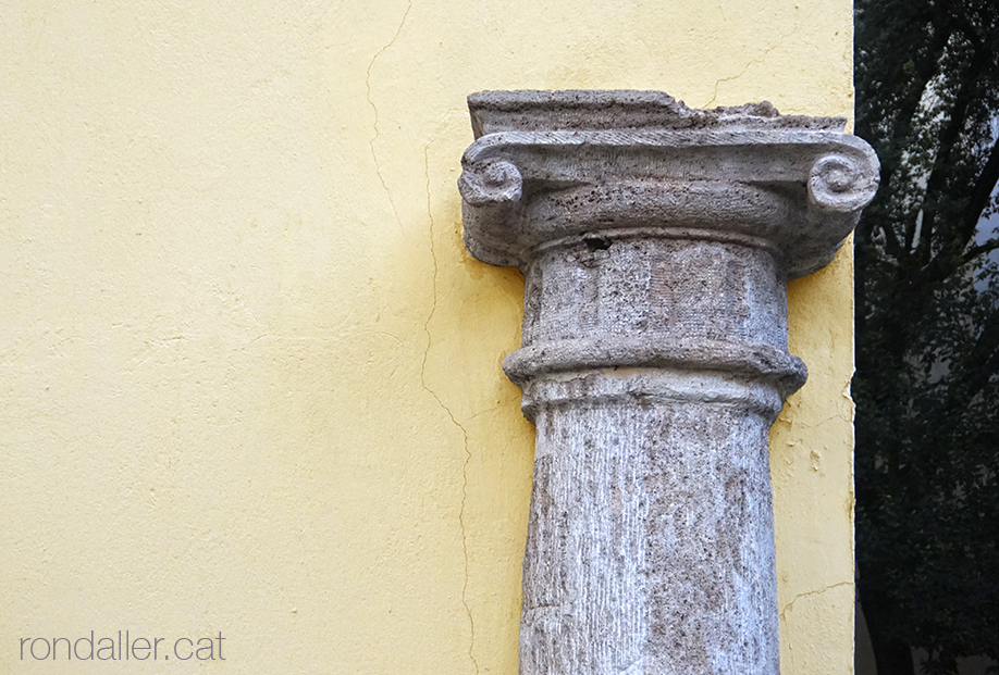 Capitell d'una columna de l'antic Hospital General de València.