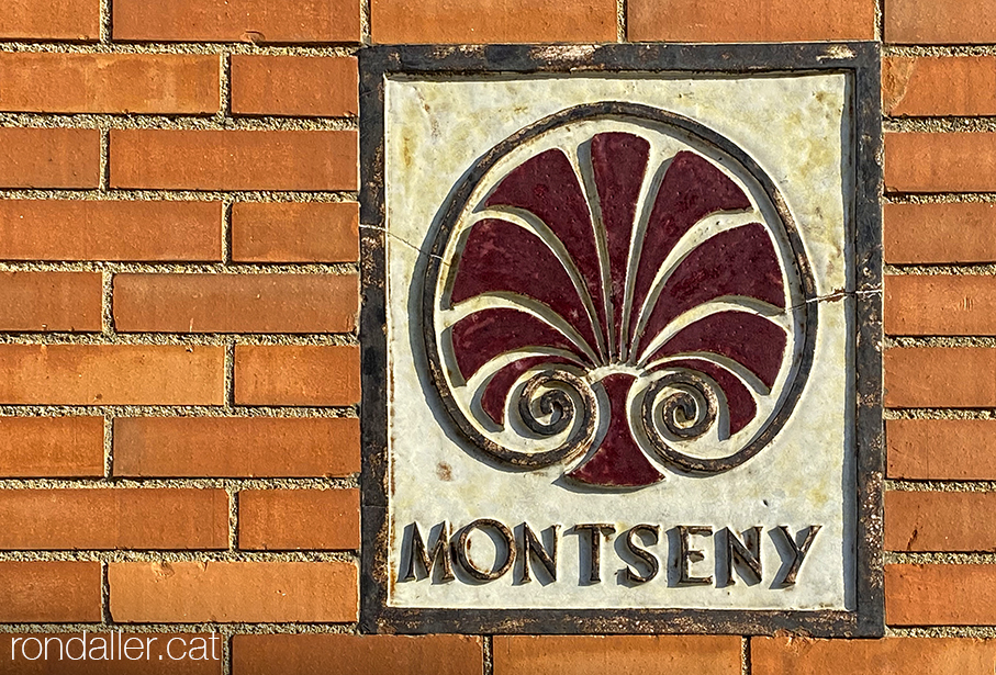 Polígon Espartero de Mataró. Placa ceràmica amb el nom Montseny i un motiu floral.
