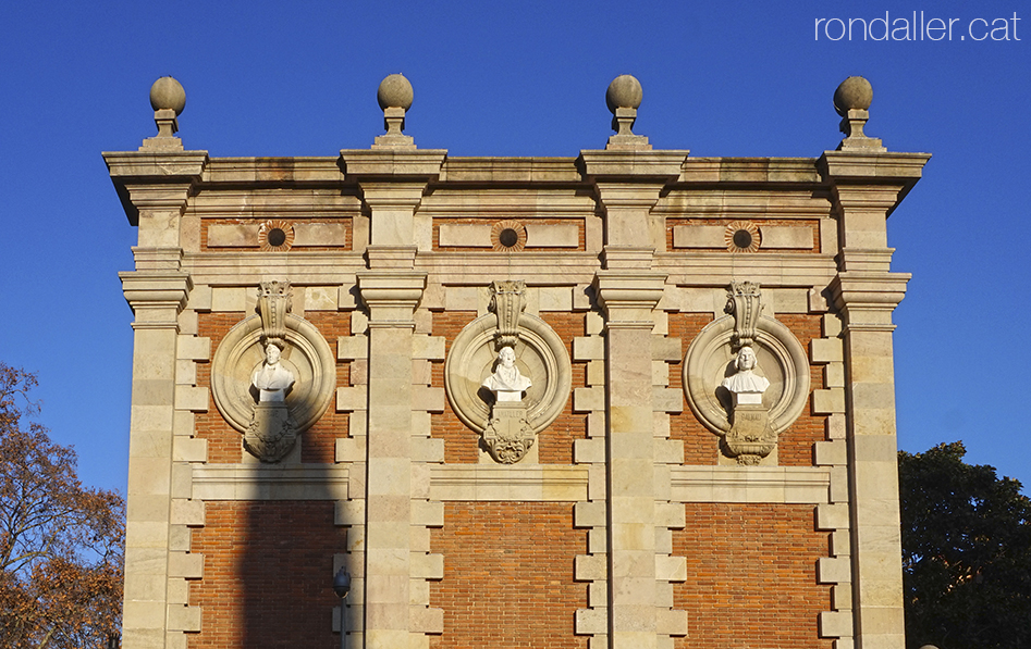 Busts als annexes de l'antic Museu Municipal d'Art al Parc de la Ciutadella de Barcelona.