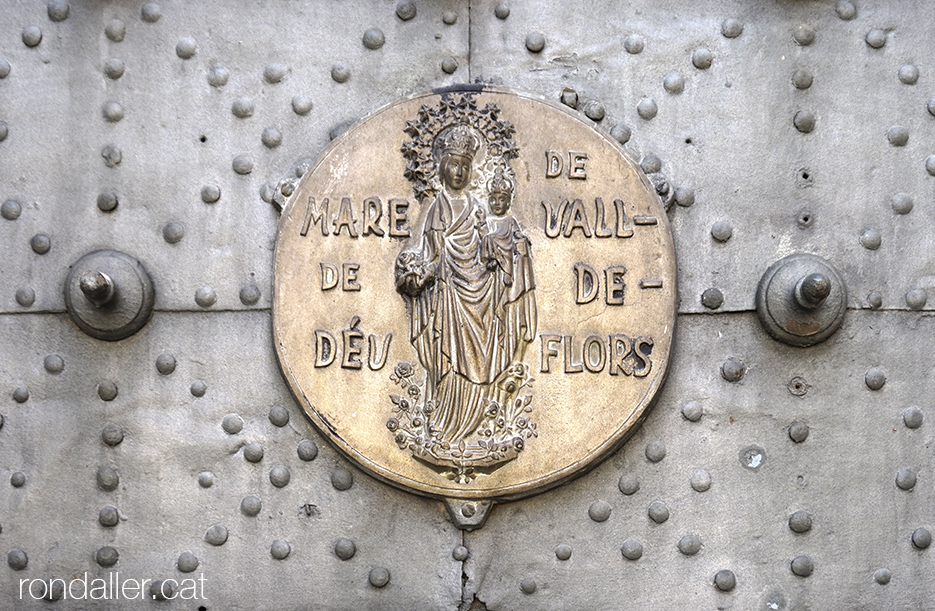 Medalló amb el relleu de la Mare de Déu de Valldeflors a la porta de l'església de Tremp, al Pallars Jussà.