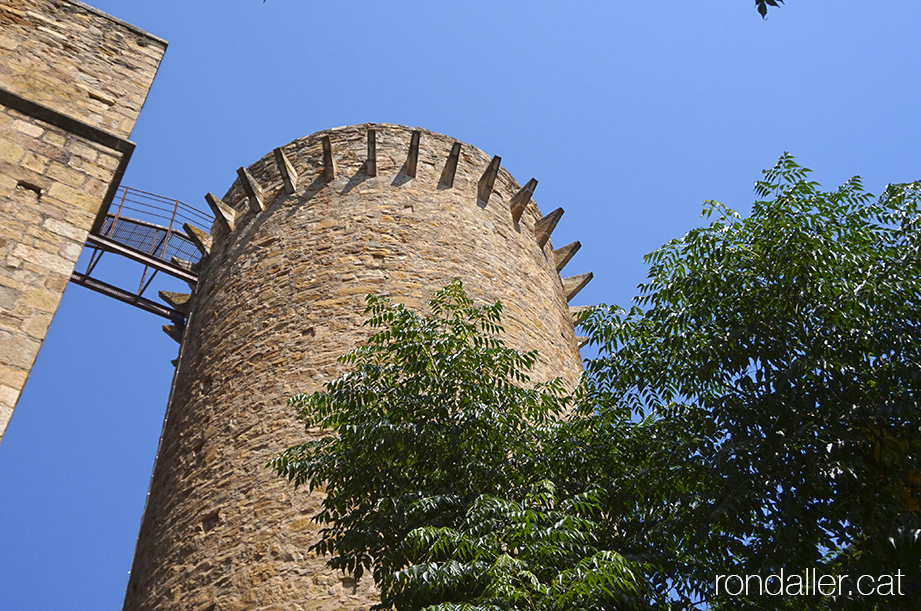 Torre de defensa de l'antiga muralla de Tremp, coneguda com de la Sagristia, a tocar de l'absis de l'església de Santa Maria de Valldeflors.