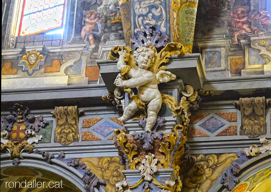 Església de Sant Nicolau de València. Detall escultòric d'un àngel barroc dalt d'un capitell.