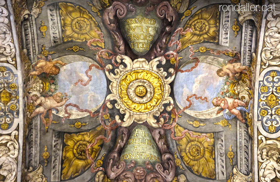 Pintures barroques del sostre projectades per Antonio Palomino i realitzades per Dionís Vidal.