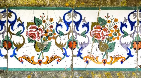 Can Terrades a Arenys de Munt. Fris de rajoles florals que decora la tanca del jardí.