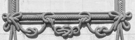 Cordelería Ribó de Badalona. Sanefes decoratives amb forma de cordes i nusos.