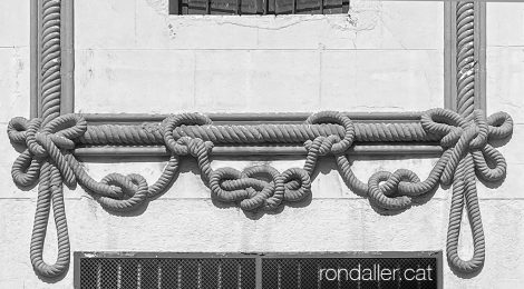 Cordelería Ribó de Badalona. Sanefes decoratives amb forma de cordes i nusos.