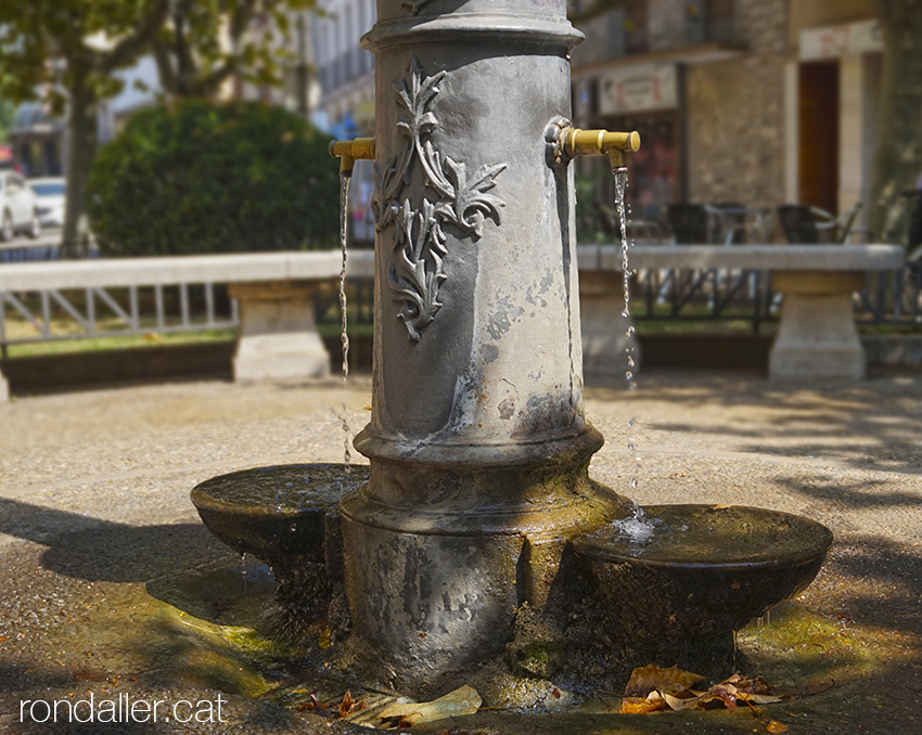 Font al peu de la creu de terme de Tremp, al Pallars Jussà.