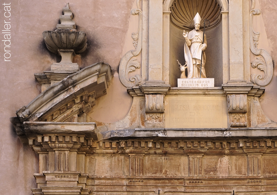 Església de Sant Honorat de Vinalesa. Detall de la portalada barroca, amb l'escultura realitzada per Octavi Vicent.