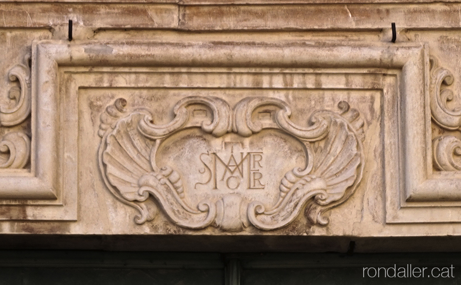 Església de Sant Honorat de Vinalesa. Acróstic en un medalló a la portalada barroca.