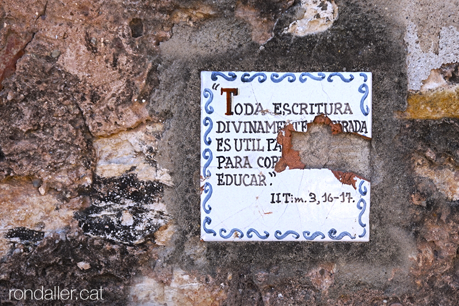 Rajola amb un vers bíblic a l'església de Sant Honorat de Vinalesa, a l'Horta Nord de València.