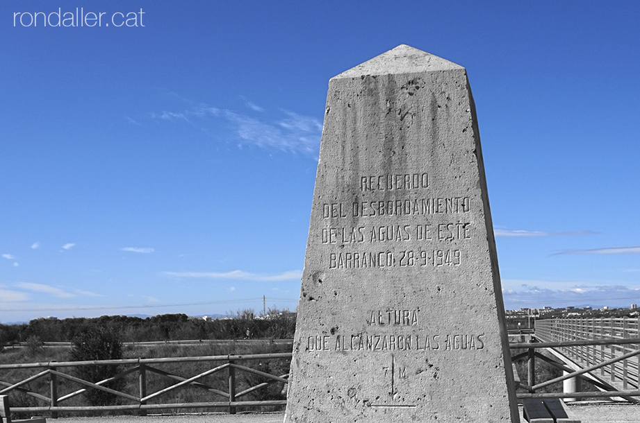 Monòlit que recorda el desbordament del barranc del Carraixet el 1949 a Vinalesa, a l'Horta Nord, València.