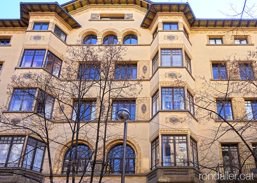 Casa Puig de Vic, edifici noucentista del 1920 de Josep Maria Pericas.