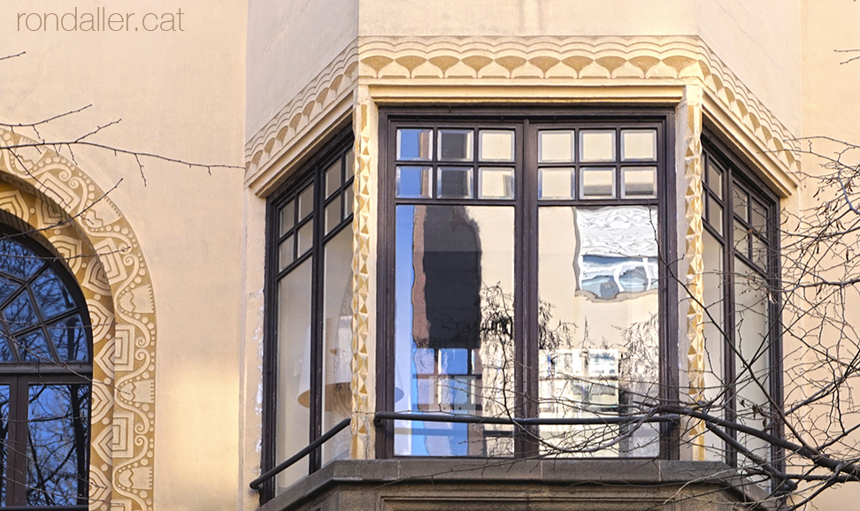 Tribuna de la Casa Puig de Vic, edifici noucentista de Josep Maria Pericas.