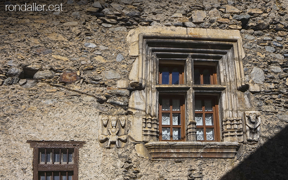 Finestra renaixentista a Arties (Vall d'Aran), amb uns enigmàtics relleus.