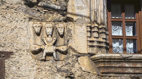 La Casa Paulet a Arties (Vall d'Aran). Detall d'una figura de pedra al costat d'una finestra.