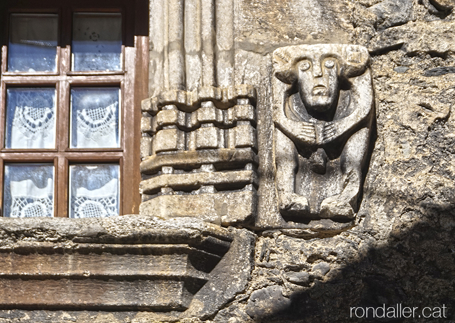 La Casa Paulet a Arties (Vall d'Aran). Detall d'una figura de pedra al costat d'una finestra.