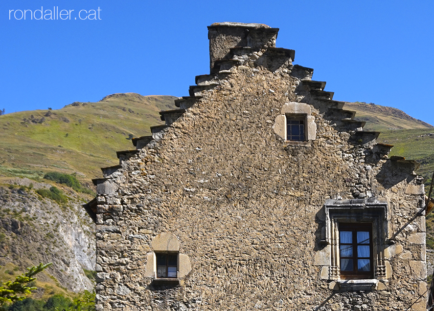 La Casa Paulet a Arties (Vall d'Aran). Detall de la teulada esglaonada.